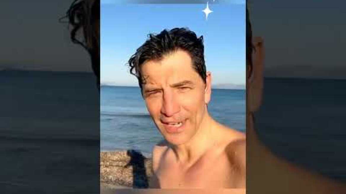 Σάκης Ρουβάς Αψήφησε τις χαμηλές θερμοκρασίες και γιόρτασε τα Χριστούγεννα με μια βουτιά στη θάλασσα