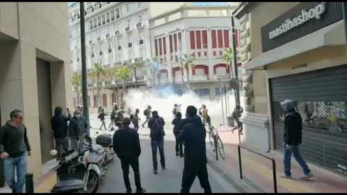 Επεισόδια στο συλλαλητήριο στο Σύνταγμα για την τραγωδία στη Λάρισα 2