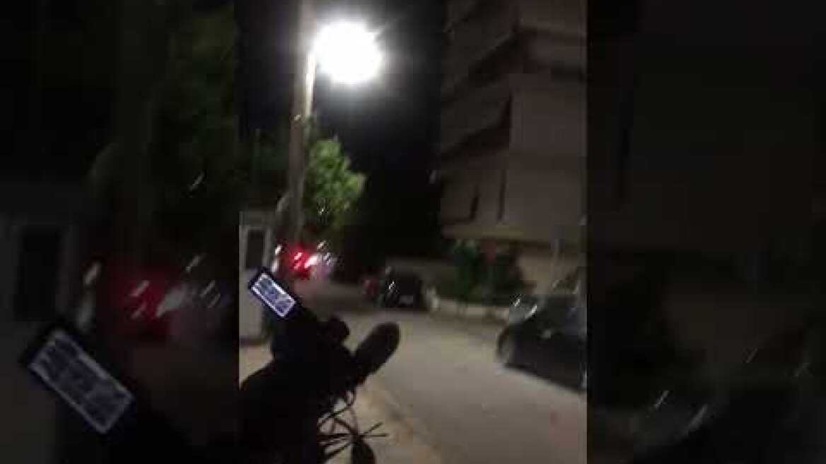 Έφυγε ο Απόστολος Λύτρας από το ΑΤ Παλλήνης από την πίσω πόρτα με συνοδεία αστυνομικών