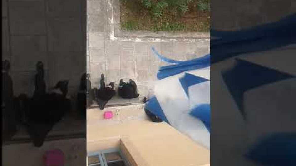 Διπλό φονικό στα Ανώγεια: Σπαράζει η μάνα του Γιώργου Ξυλούρη έξω από τα δικαστήρια