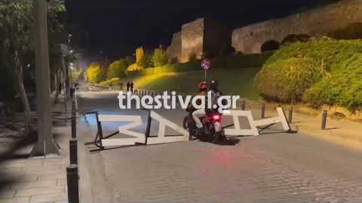 Κουκουλοφόροι έβαλαν φωτιές και έστησαν οδοφράγματα δίπλα στο νοσοκομείο Άγιος Δημήτριος στη Θεσσαλονίκη