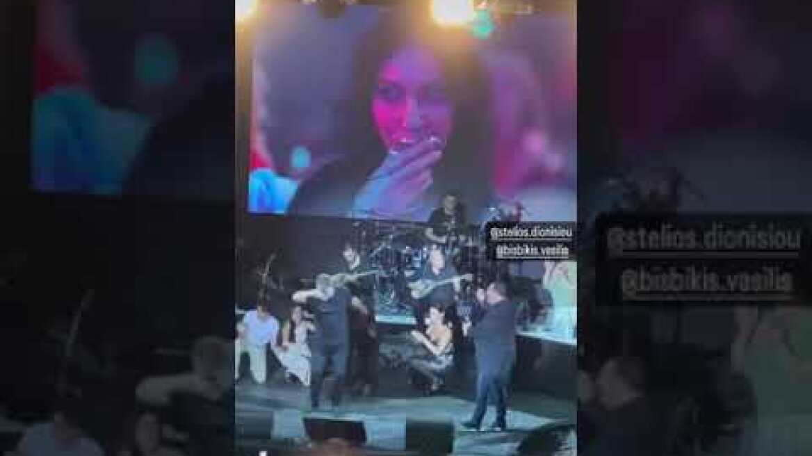 Ο Βασίλης Μπισμπίκης χορεύει ζεϊμπέκικο πλάι στον Στέλιο Διονυσίου