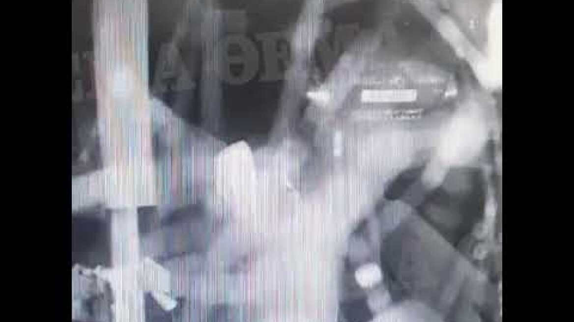 Μασκοφόρος διαρρήκτης με νεκροκεφαλή κλέβει μαγαζί με οπτικά (3)