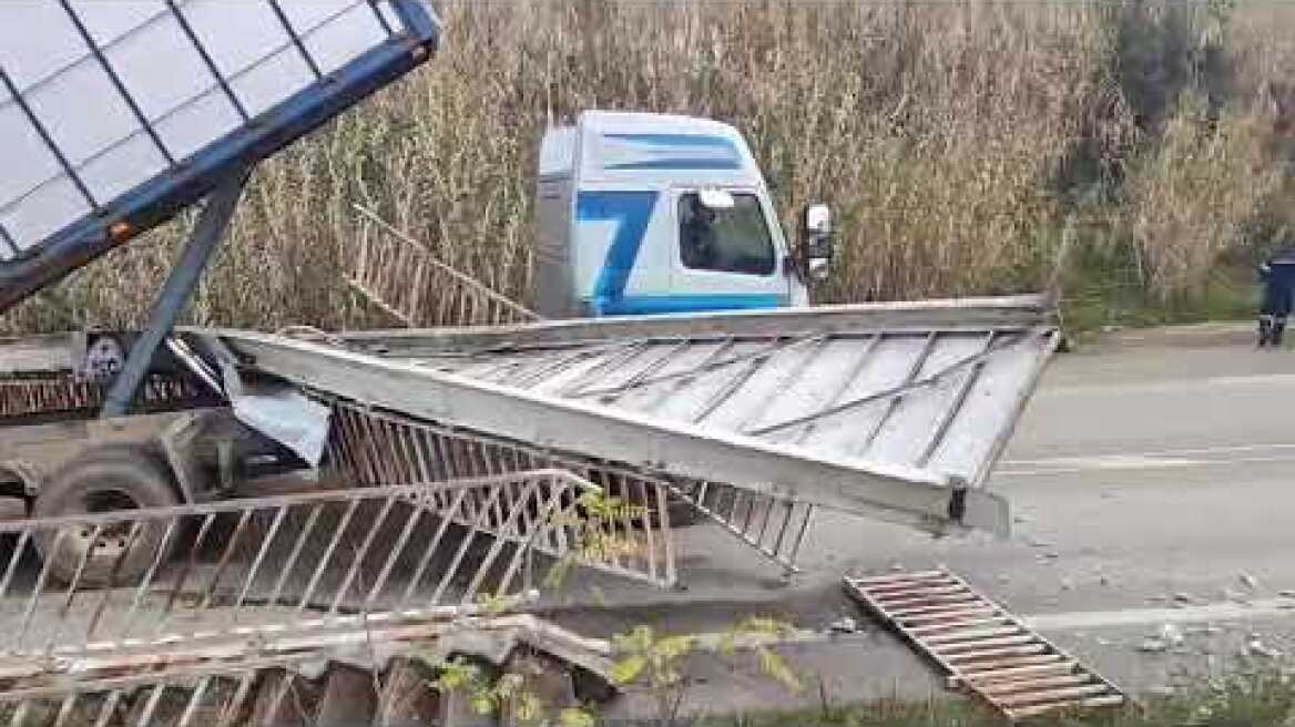 Φορτηγό γκρέμισε πεζογέφυρα στη Νεάπολη Αγρινίου (2)