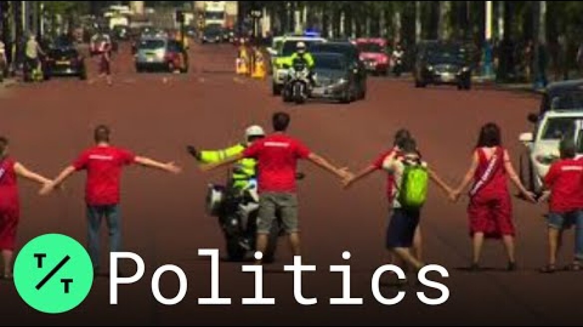 Greenpeace Activists Form Human Chain to Block Boris Johnson from Buckingham Palace
