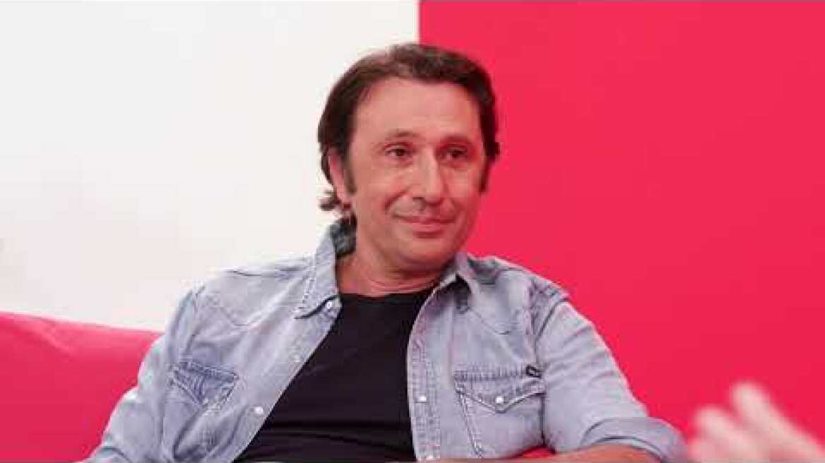 ΖeniΘ DUAL ENERGY: Ο Κώστας Βουτσάς ξεναγεί στο backstage τον Μ. Τσαουσόπουλο και τον Ρ. Χαραλαμπίδη