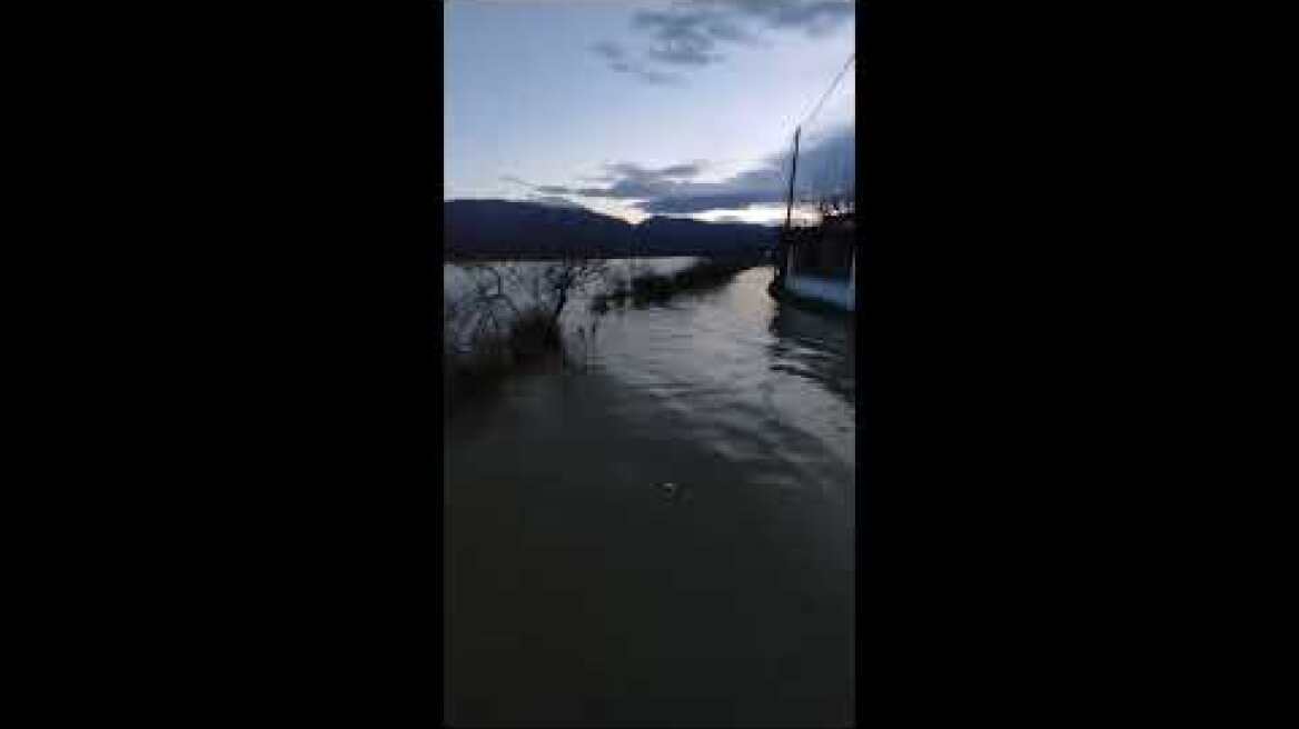 Οι δρόμοι μετατράπηκαν σε ποτάμια στα Μεσάγκαλα