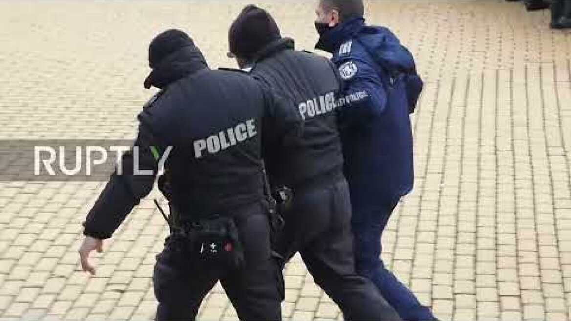 Bulgaria: Police push back "Green Pass" protesters trying to storm parliament