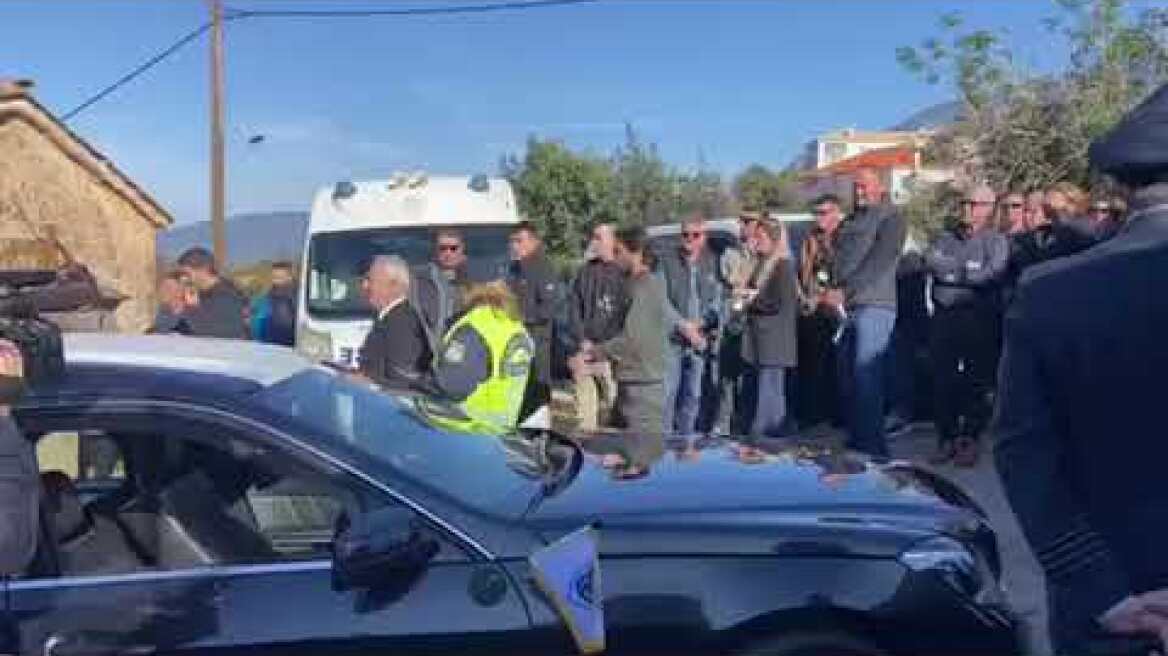 Ο Ευάγγελος Αποστολάκης στην κηδεία του επισμηναγού