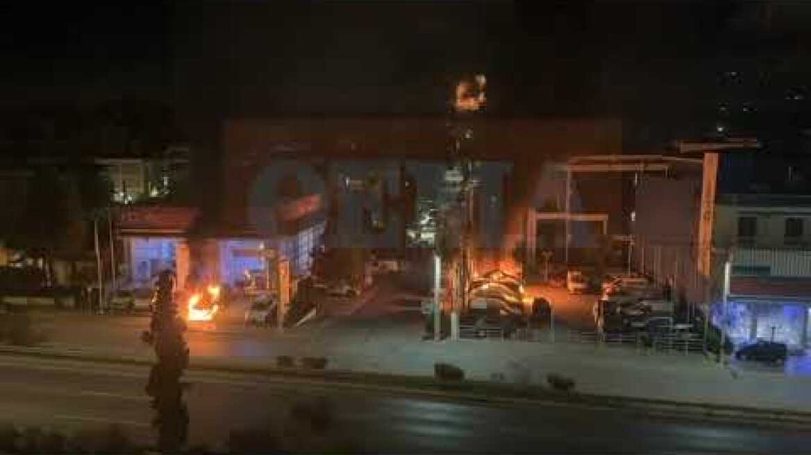 Φωτιά σε έκθεση αυτοκινήτων στη Νέα Χαλκηδόνα (2)