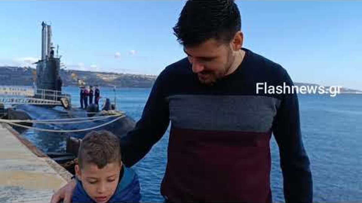 Ο μικρός Χρήστος Σεντουκας και ο μπαμπάς του που βούτηξαν να πιάσουν τον σταυρό στο λιμάνι Σουδας