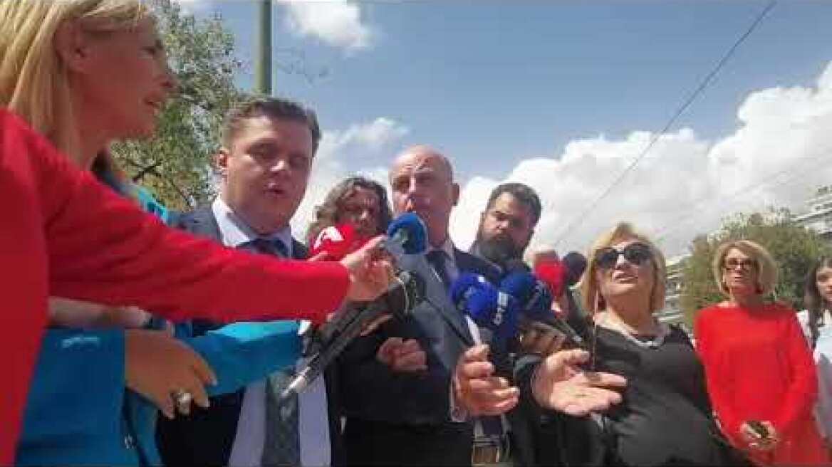 Δήλωση του πατέρα του Φλώρου έξω από την Ευελπίδων (2)