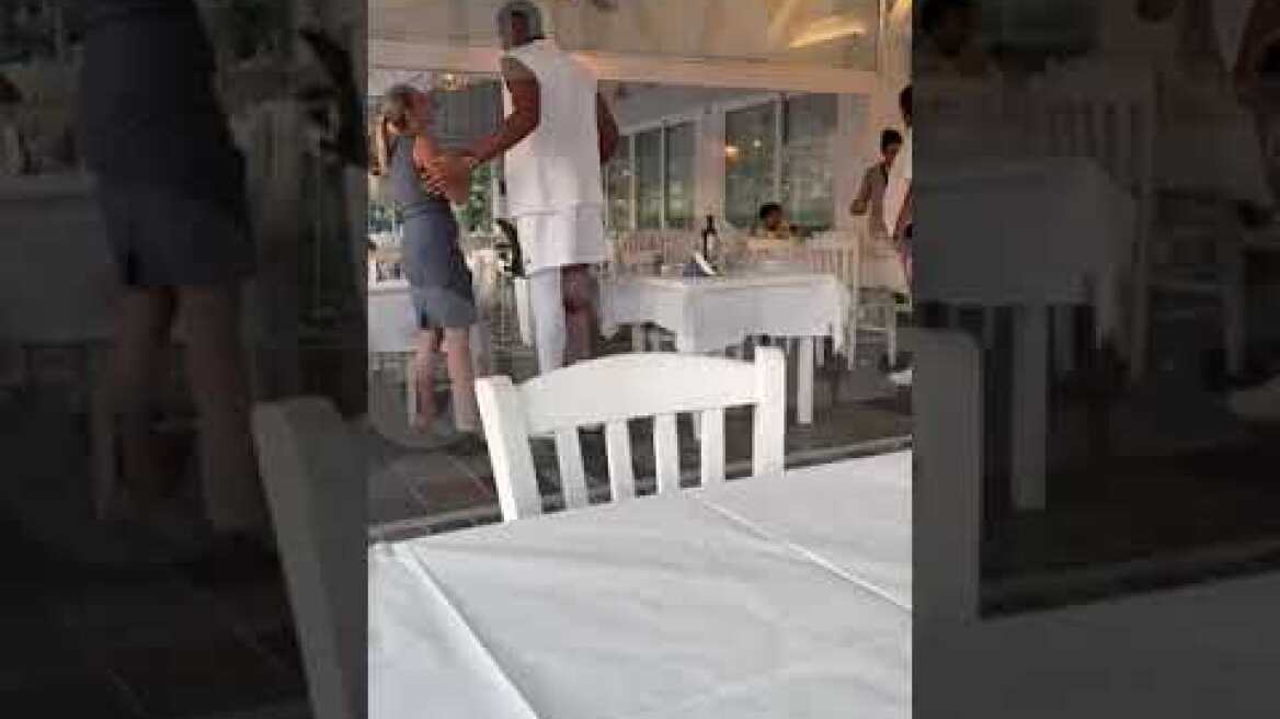 O Γιάννης Αντετοκούνμπο για φαγητό με την οικογένειά του σε γνωστή ψαροταβέρνα (3)