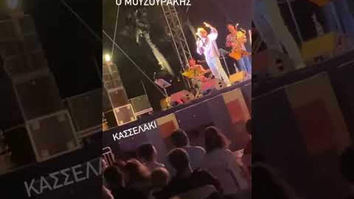 Ο Κασσελάκης χορεύει το «πού βαδίζουμε κύριοι» του Λουκιανού Κηλαηδόνη στον Λυκαβηττό