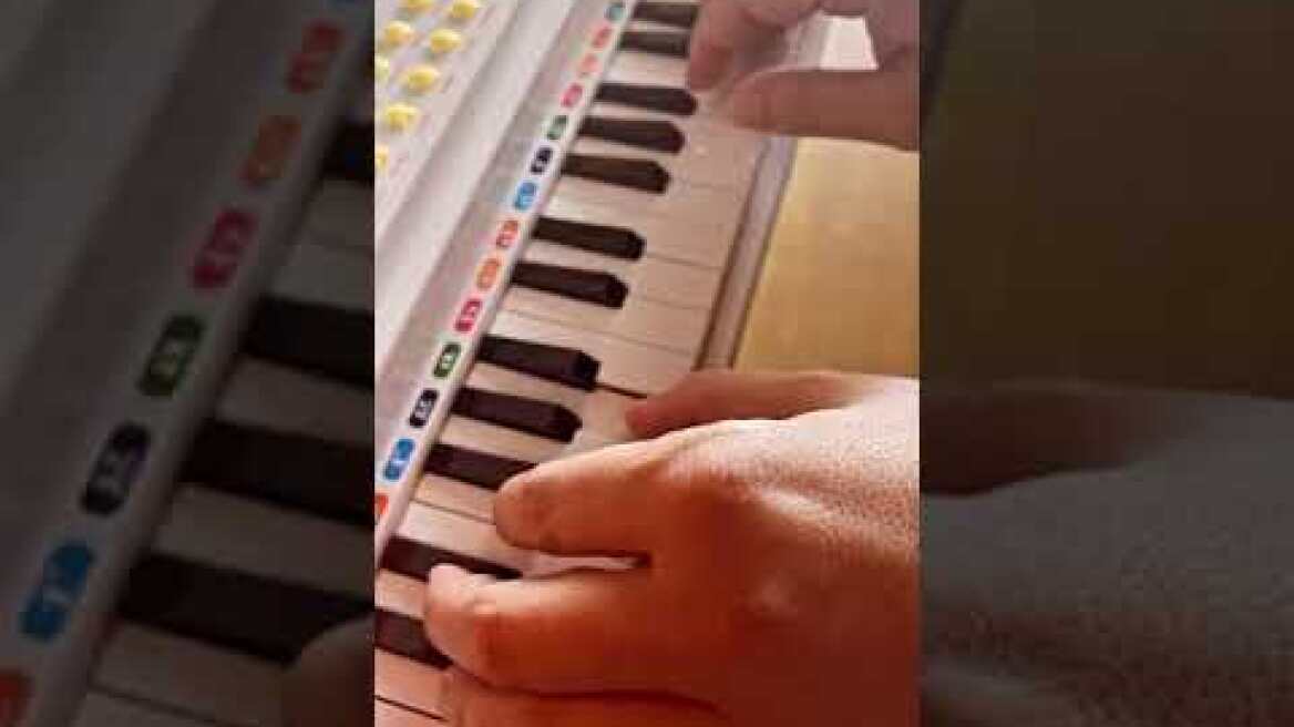 Ο γιος του Άκη Πετρετζίκη παίζει πιάνο