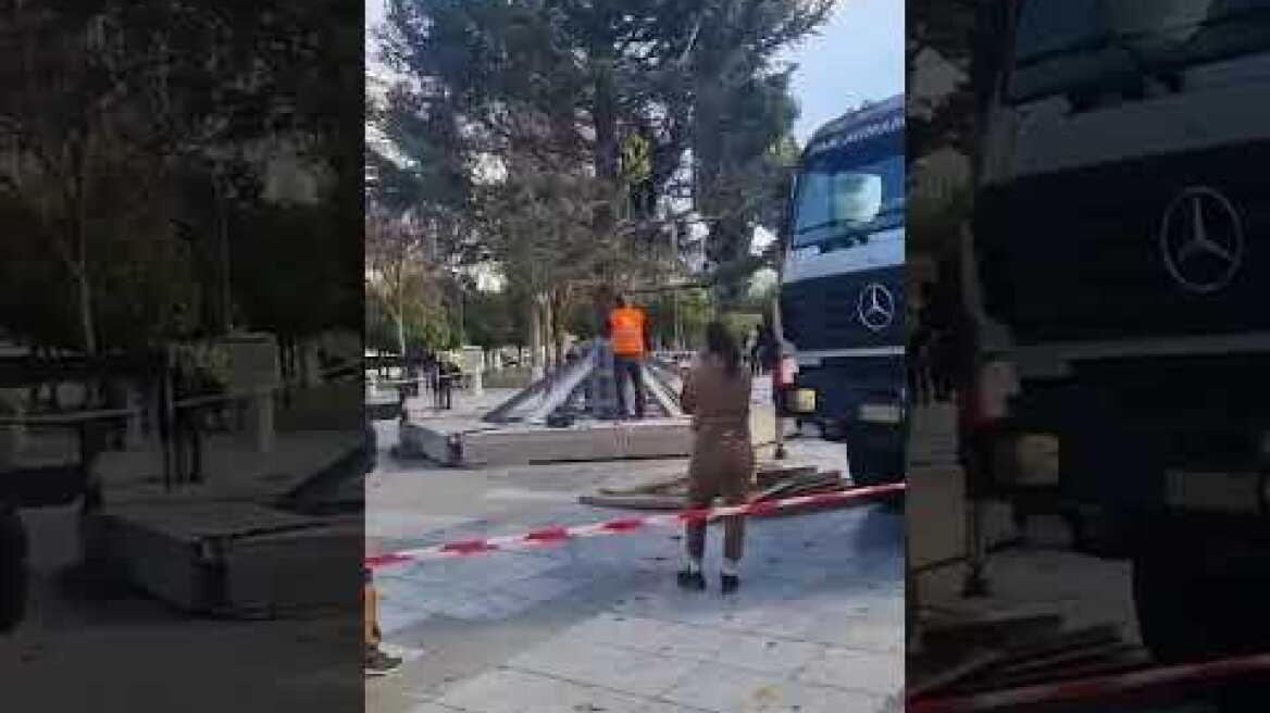 Έφτασαν σε Σύνταγμα και Αριστοτέλους τα χριστουγεννιάτικα δέντρα σε Αθήνα και Θεσσαλονίκη