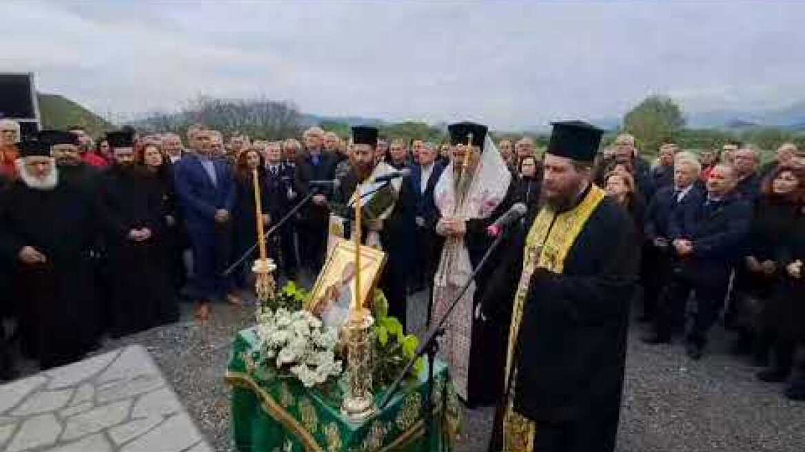 Από το μνημόσυνο που τέλεσε ο Μητροπολίτης Λαρίσης Ιερώνυμος στον τόπο της τραγωδίας, στα Τέμπη