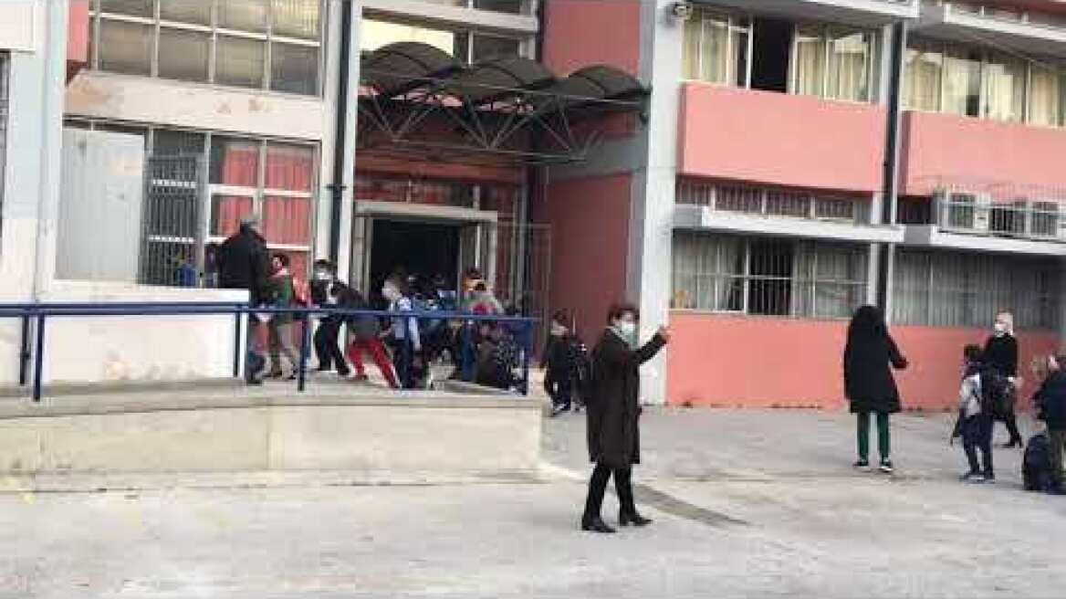 μπαίνουν τα παιδιά σε τάξεις από διαφορετικές εισόδους