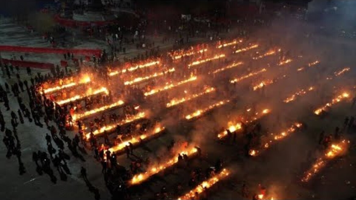 Thousands of Chinese pray to the God of Wealth
