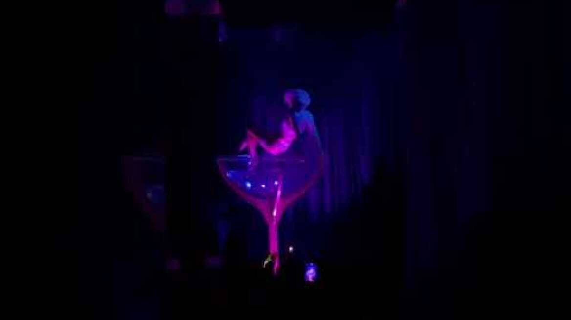 Η Αλεξάνδρα Παναγιώταρου εμφανίστηκε με εσώρουχα και ζαρτιέρες στο νυχτερινό κέντρο που εργάζεται