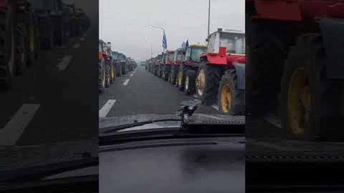 Οι αγρότες φτάνουν με τρακτέρ στα Τέμπη (2)