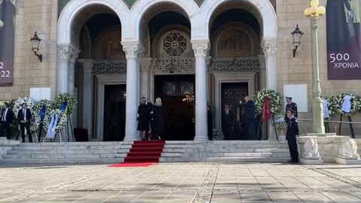 Συντετριμμένη στη Μητρόπολη Αθηνών η τέως βασίλισσα Άννα Μαρία