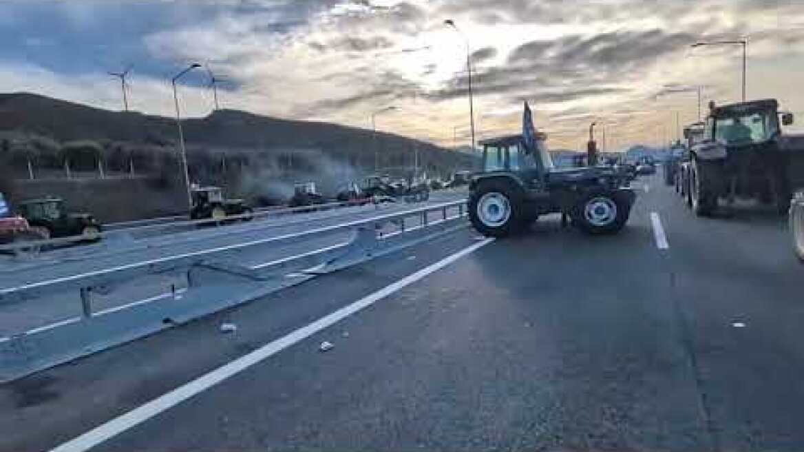 Οι αγρότες αποχωρούν από το μπλόκο στα Τέμπη και κατευθύνονται προς Νίκαια (1)