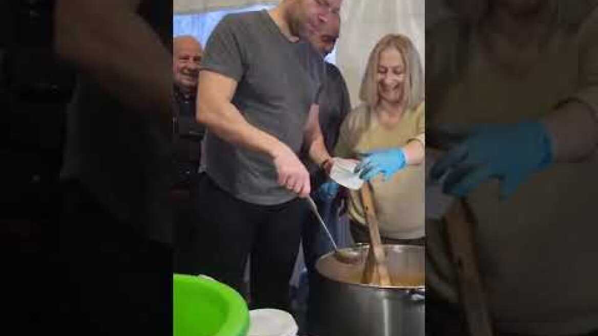 Ο  Στέφανος Κασσελάκης  στο πανηγύρι του Αγίου Χαραλάμπους (2)