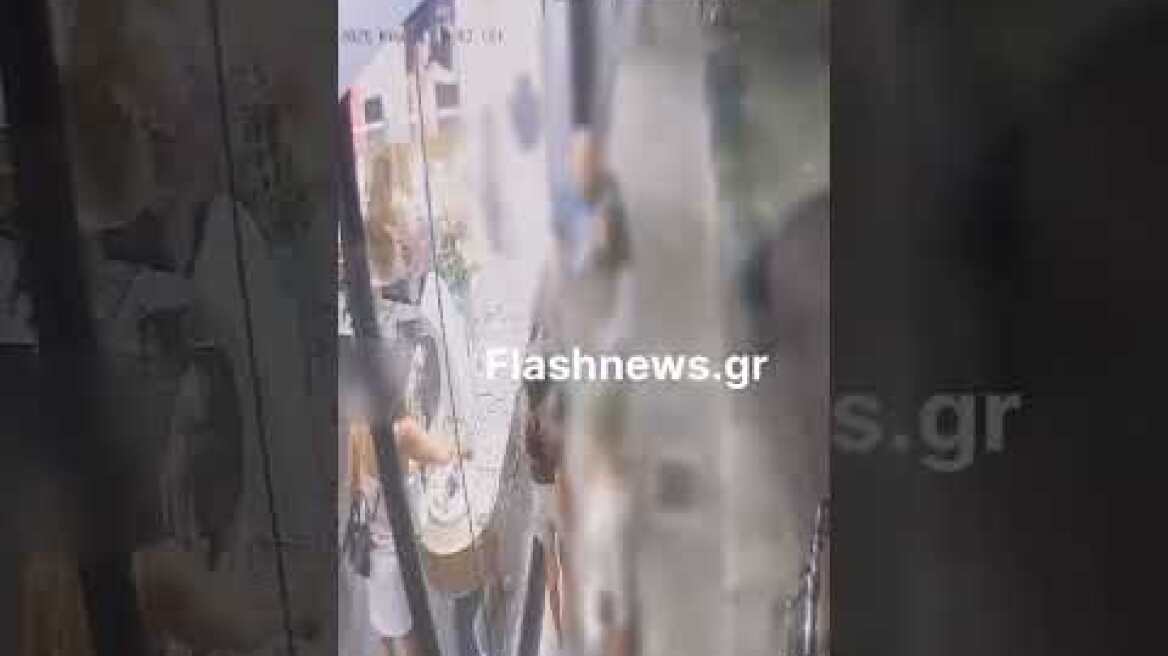 Η στιγμή που γυναίκα αφαιρεί κόσμημα από επιχείρηση στον Πλατανιά