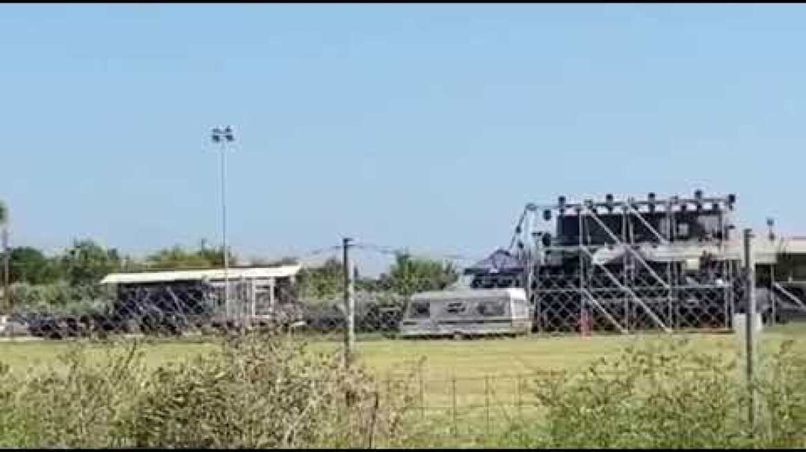 Προετοιμασίες για τη συναυλία στην Κουρούτα