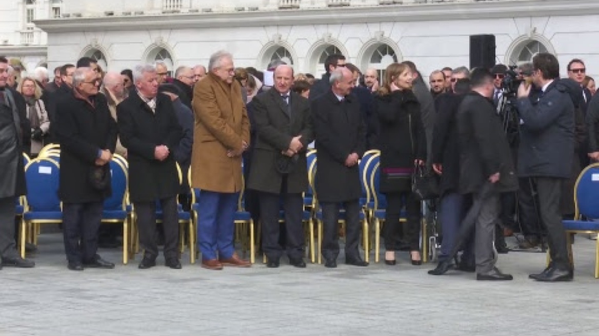 Церемонија на подигање на знамето на НАТО пред Владата