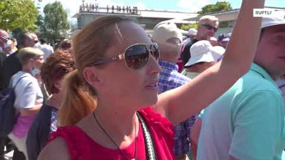 Germany: Merkel met by protesters and well-wishers in Prien am Chiemsee