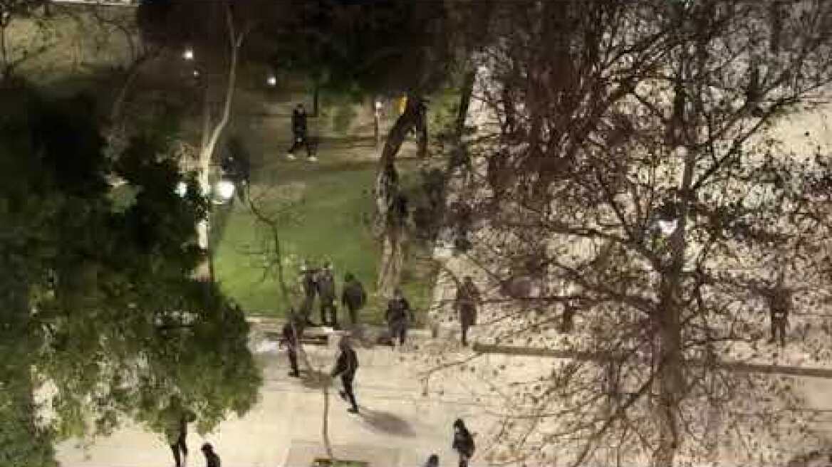 Σπάνε μάρμαρα στο Σύνταγμα (2)