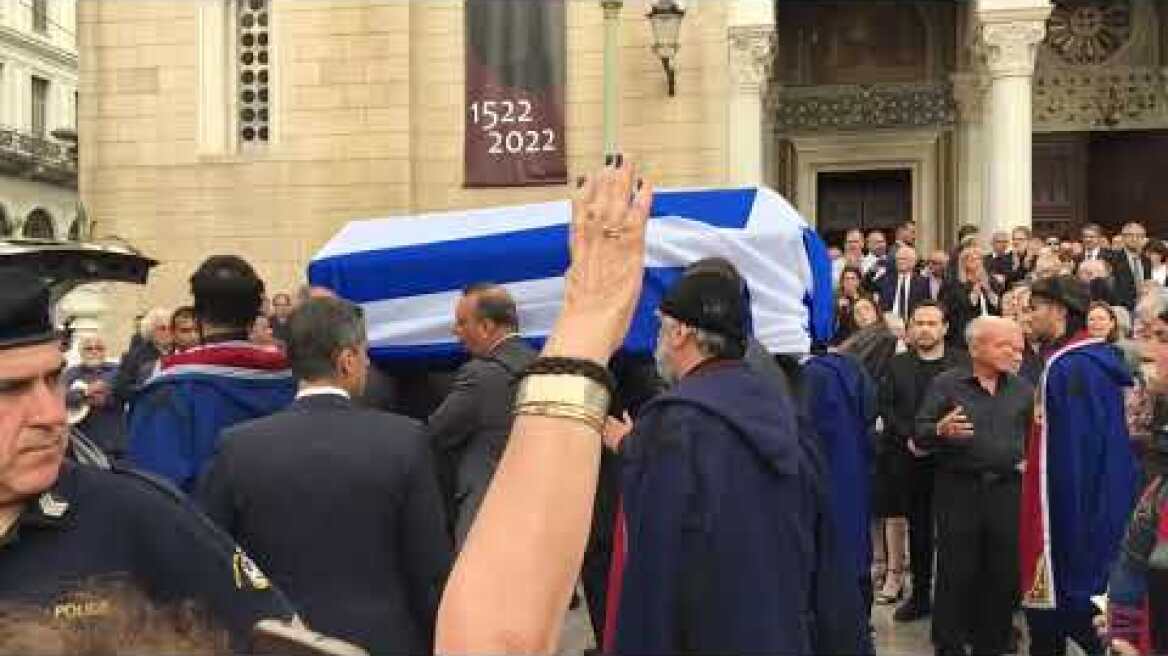 «Αθάνατος» φώναζε το πλήθος για τον Γιάννη Μαρκόπουλο μετά το τέλος της κηδείας