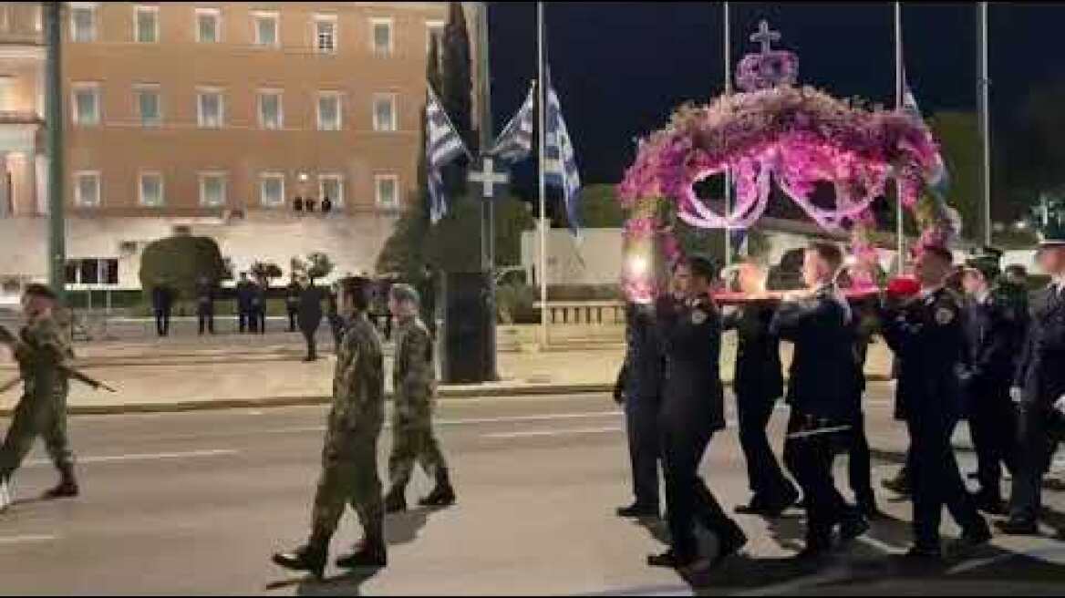 Περιφορά του Επιταφίου στο κέντρο της Αθήνας