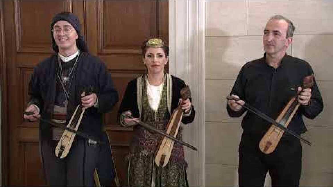 Χριστουγεννιάτικα κάλαντα άκουσε στο Μέγαρο Μαξίμου ο Πρωθυπουργός Κυριάκος Μητσοτάκης