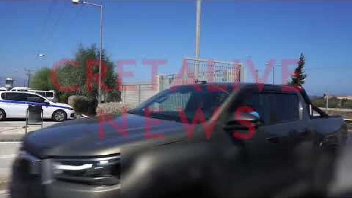 Ηράκλειο: Η στιγμή της παράδοσης του 22χρονου στην Αστυνομία