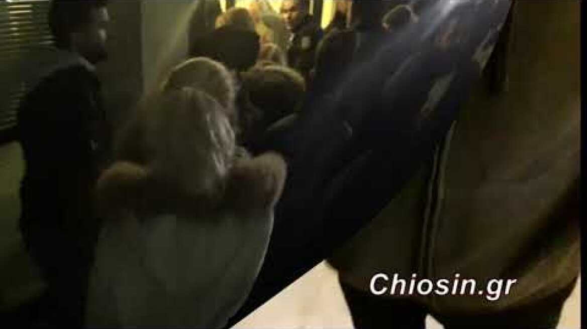 'Θερμή' υποδοχή στον Νότη Μηταράκη-' Το εξαγριωμένο πλήθος έσπασε την πόρτα