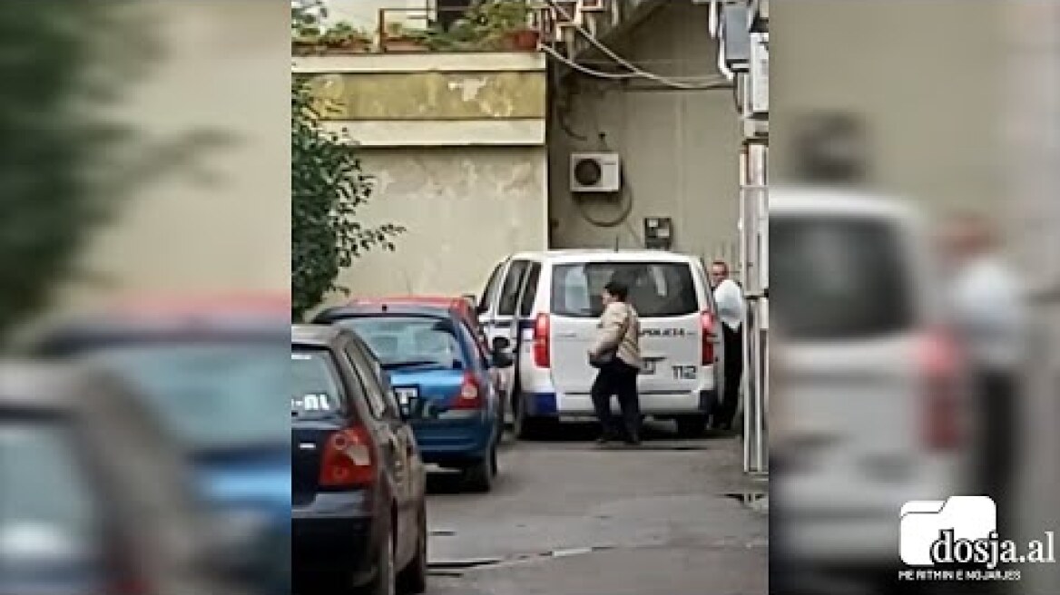 Çmenduri! Polici zbarkon çantat me ndihma për të prekurit nga tërmeti dhe i çon në shtëpi