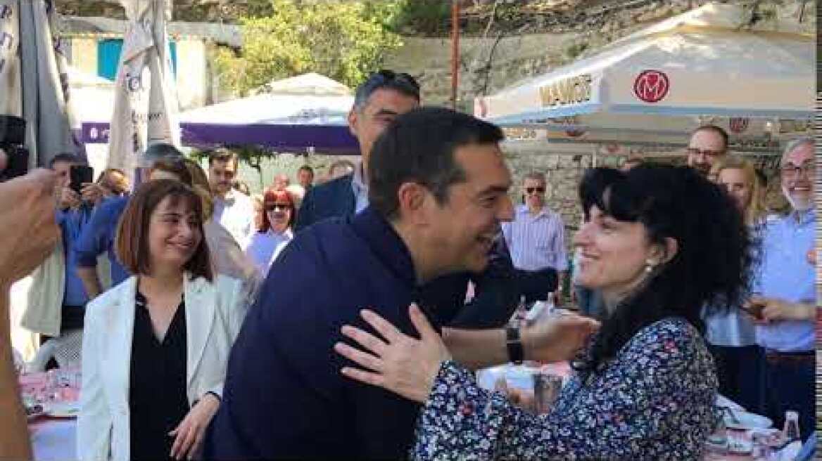 Σε χαλαρή διάθεση για σε ουζερί στο Κερατσίνι ο Αλέξης Τσίπρας