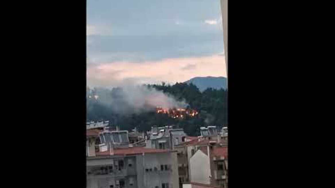 Φωτιά ξέσπασε στον Λόφο της Ακρόπολης Σερρών