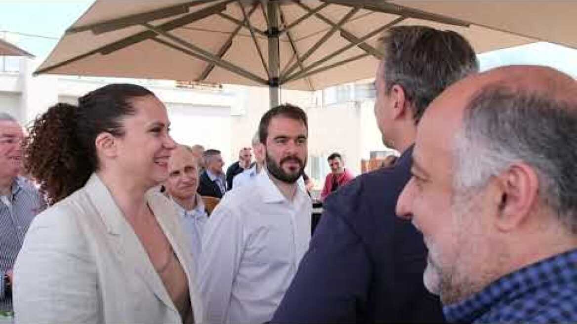 Ο καθιερωμένος καφές του Μητσοτάκη με τους δημοσιογράφους πριν τις εκλογές