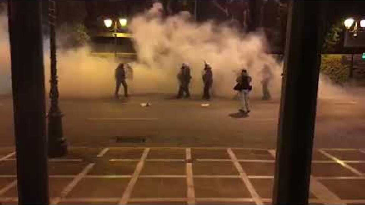 Χημικά στη διαδήλωση κατά της Μέρκελ στο κέντρο της Αθήνας