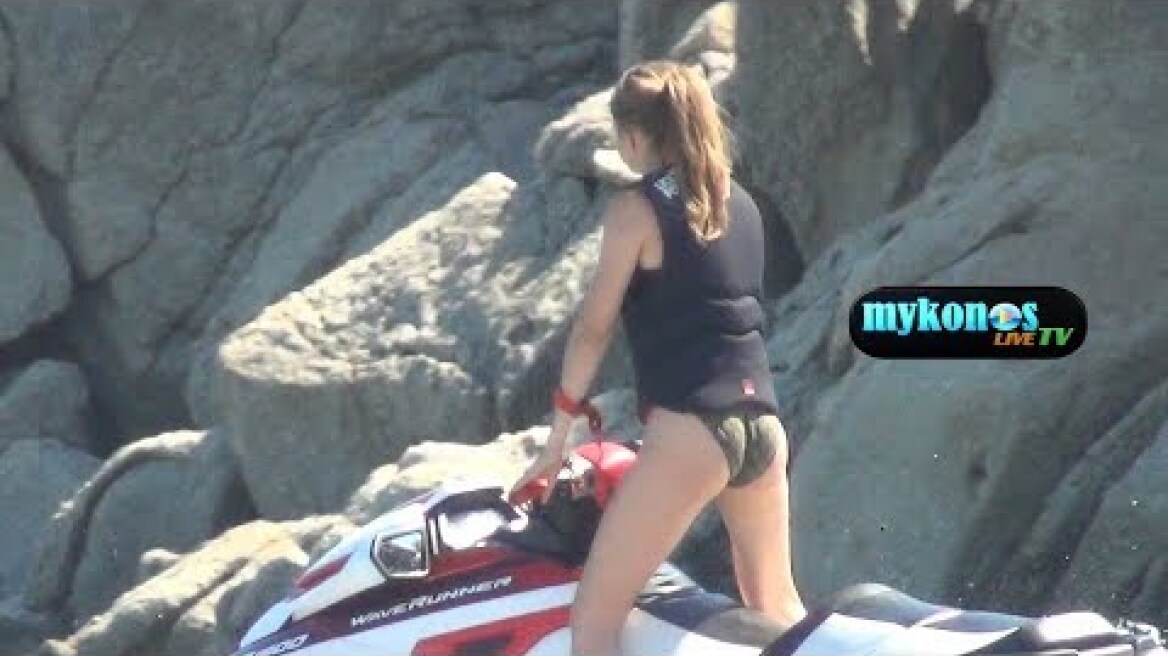 Η EΚΡΗΚΤΙΚΗ GIGI HADID ΠΕΤΑΕΙ ΣΤΑ ΚΥΜΑΤΑ ΤΗΣ ΜΥΚΟΝΟΥ!