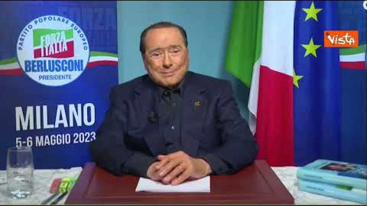 Standing ovation per Silvio Berlusconi alla convention di FI, il leader collegato in video