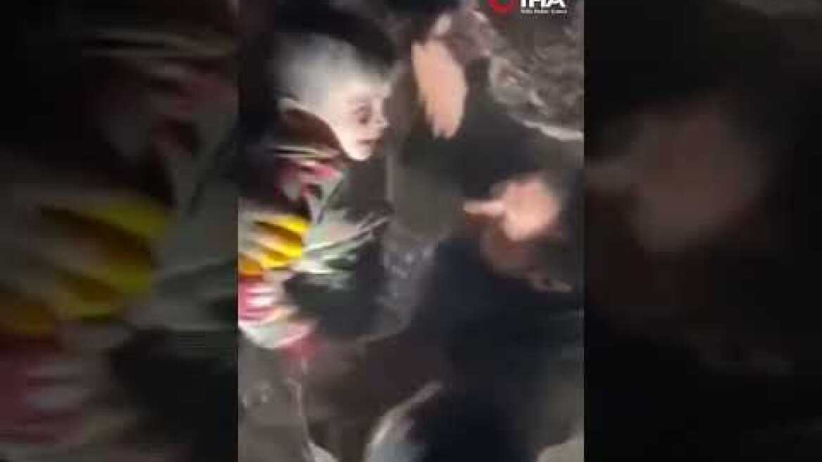 3 yaşındaki Miran enkazdan 22 saat sonra  sağ olarak böyle kurtarıldı