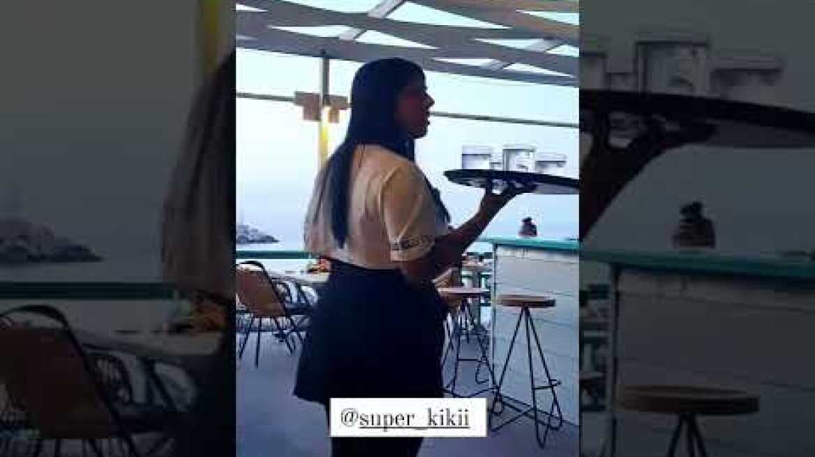 Η Super Kikii δουλεύει ως σερβιτόρα
