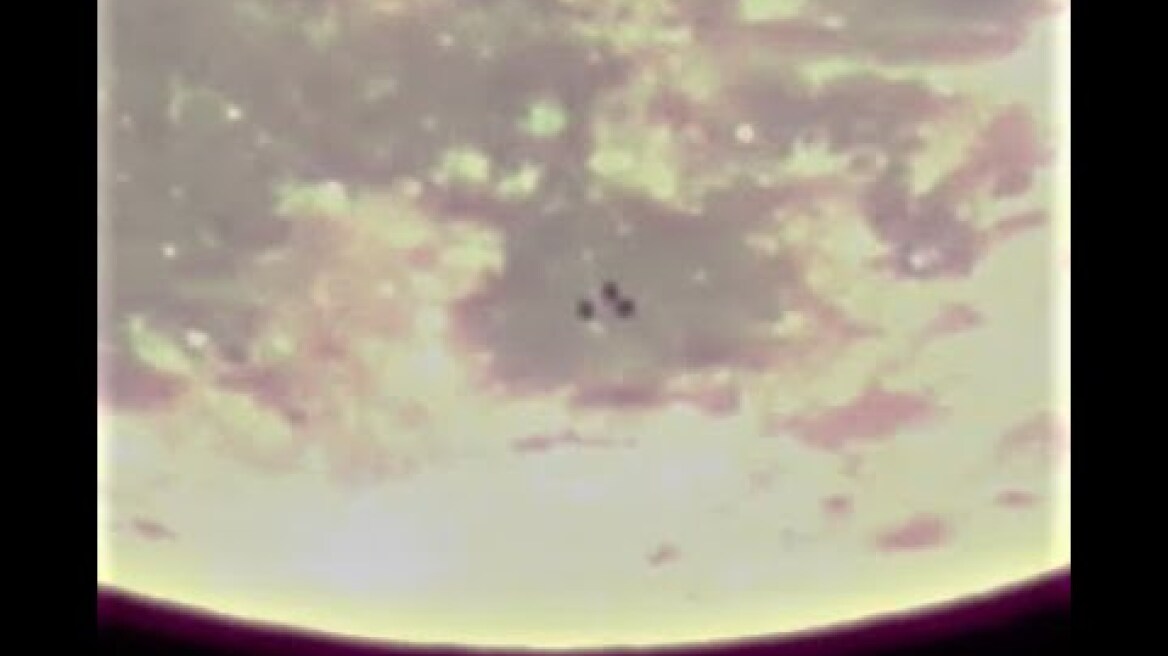 Amateur Astronomer catches UFOs?