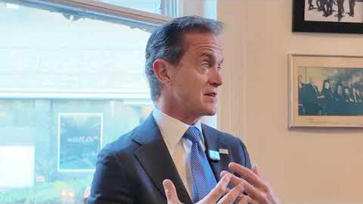 Μάικ Μανάτος: Ο Έλληνας ομογενής, σύμβουλος των Αμερικανών προέδρων μιλά στο Πρώτο θεμα