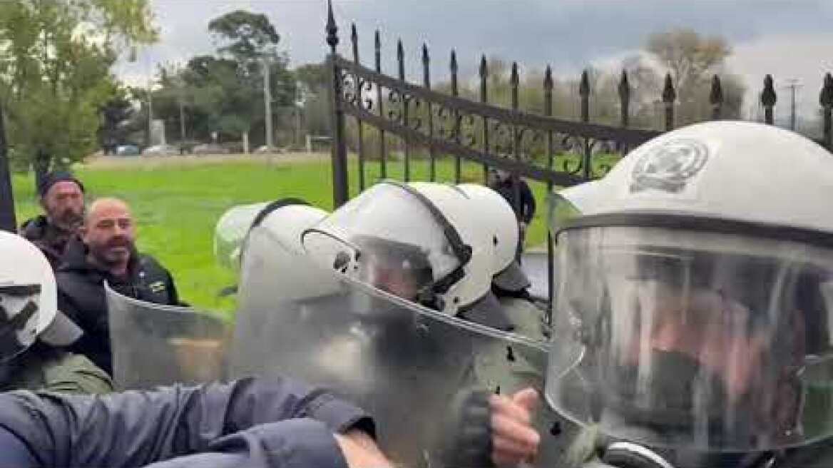 Αγρότες επιχείρησαν να φράξουν την είσοδο στο αεροδρόμιο «Μακεδονία», τους εμπόδισε η Αστυνομία (6)